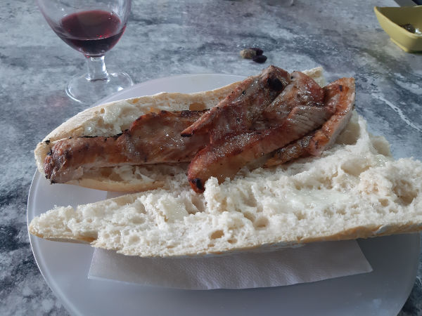 sant-pau-platja bocadillo de secreto a la brasa con allioli - sant pau platja