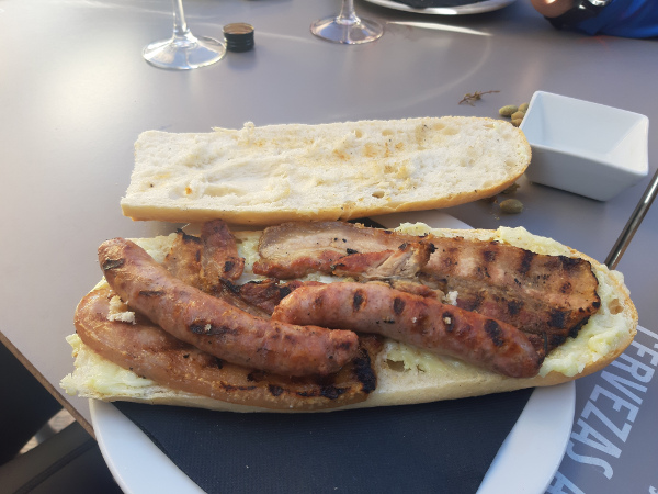 Bocadillo de panceta, longanizas y allioli - tasca peraire